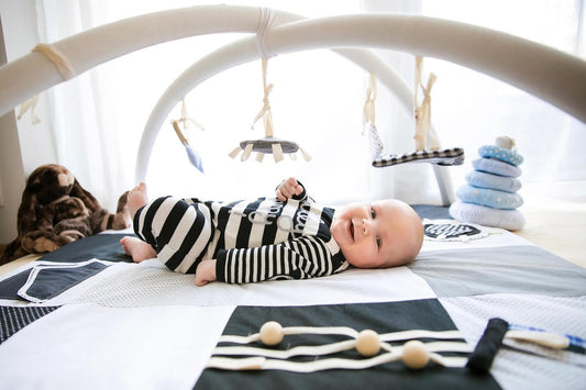 Spacious GOTS-certified cotton baby activity blanket for motor skills developmentt, 100x100cm - Black and White