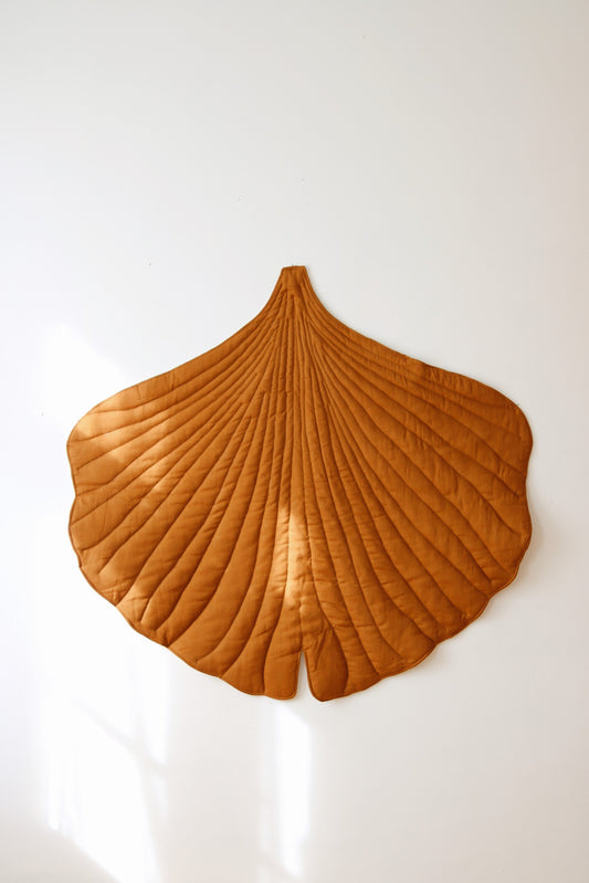 Front view Moi Mili Ginkgo Leaf Playmat Caramel - Leaf-shaped baby mat in organic cotton and linen