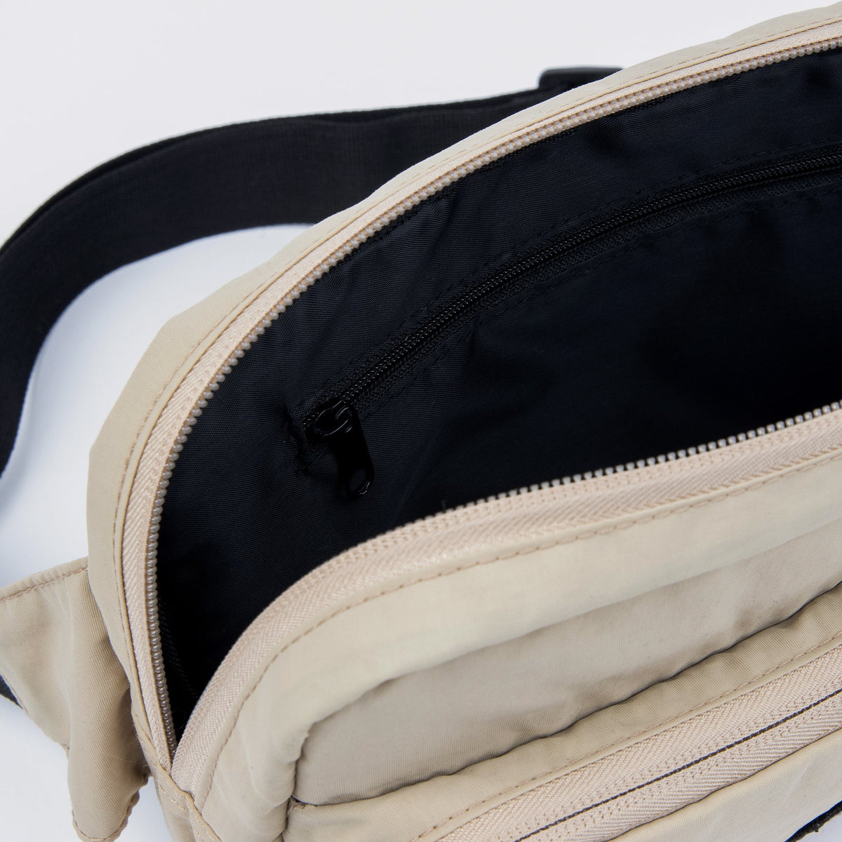 Detail of Sniff Retro Waist Bag pocket