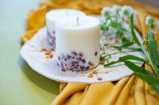 Detail of the pine soy wax and eco-friendly cotton wick assembly