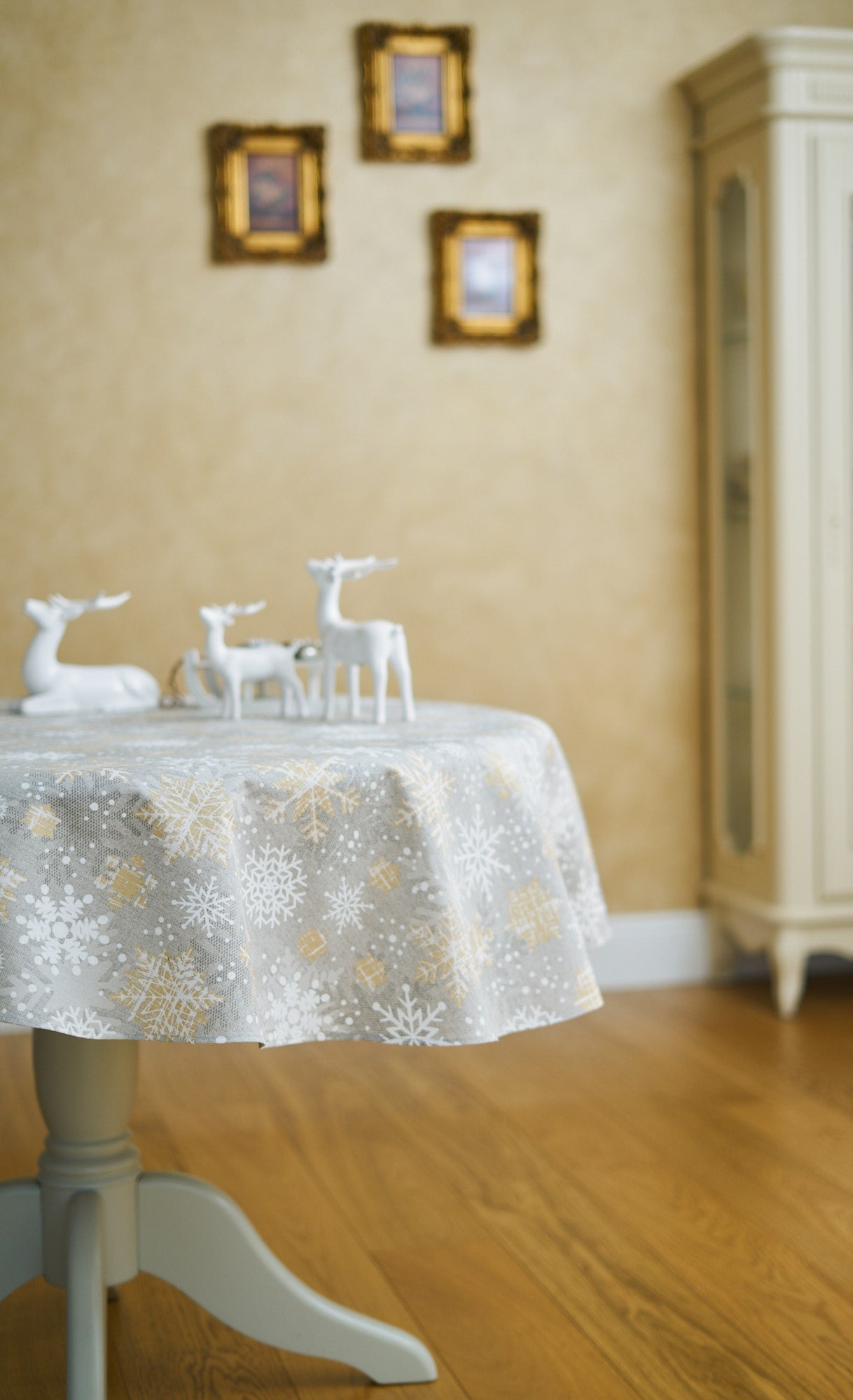 Christmas Motive Snowflakes Round Tablecloth