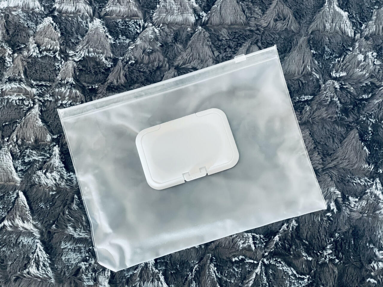 Detail of Removable wet wipes pocket inside the Accessories Handbag