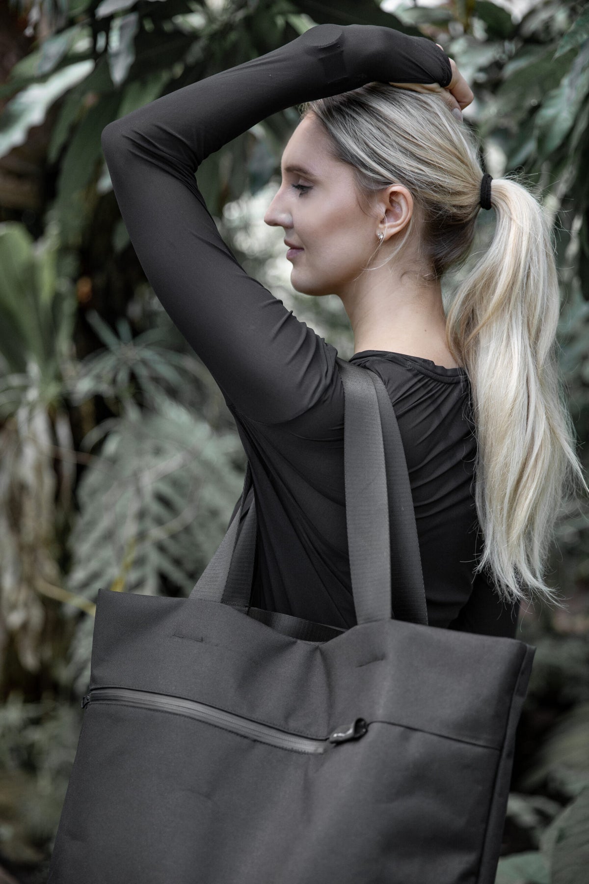 Female model carring VIK Large Tote Bag in recycled felt, spacious eco-friendly shoulder bag