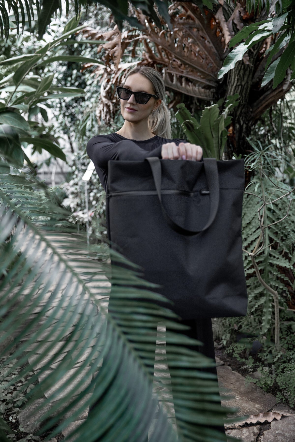 Other view of Female model carring VIK Large Tote Bag in recycled felt, spacious eco-friendly shoulder bag 