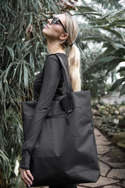 Close up of Female model carring VIK Large Tote Bag in recycled felt, spacious eco-friendly shoulder bag - outdoor view