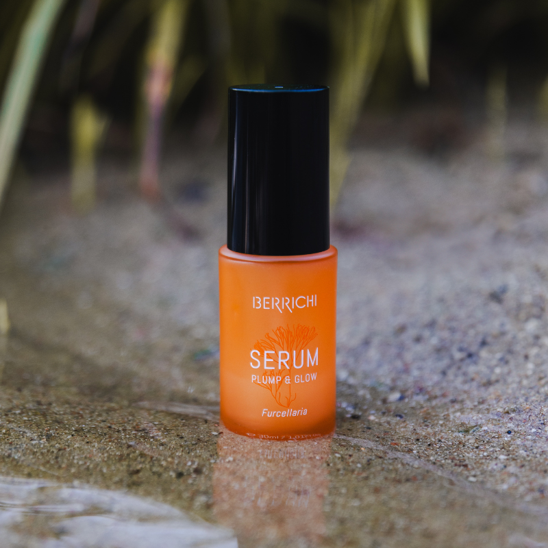 Close up of the serum liquid and airless pump