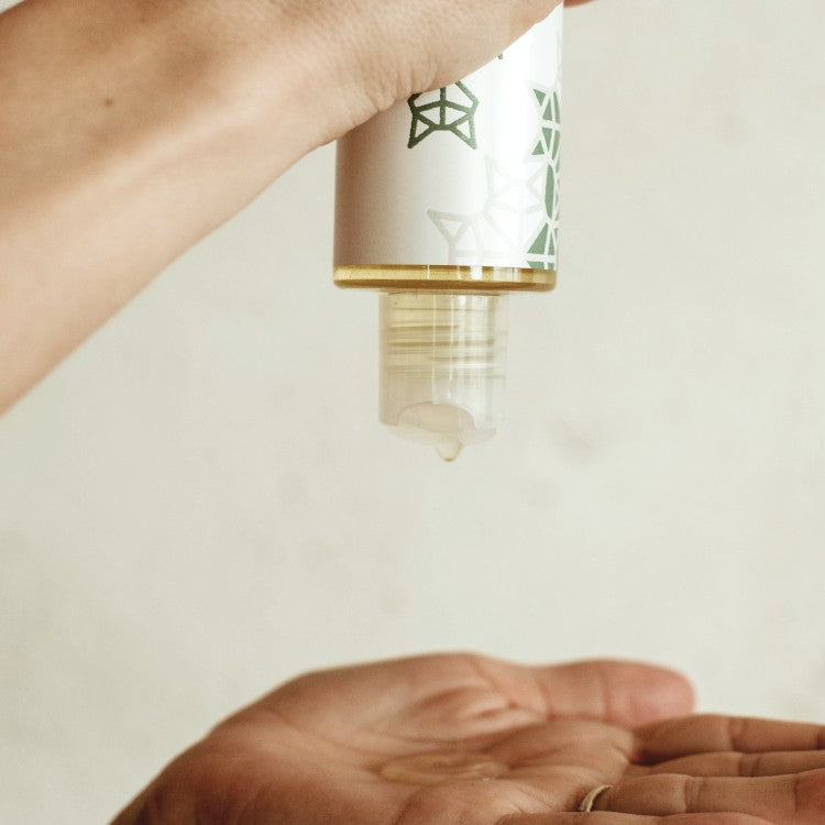 Texture of Vegan Fox Aloe Vera Body Oil, 200 ml natural body oil for skin elasticity and glow - That Green Store