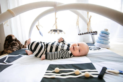 Spacious GOTS-certified cotton baby activity blanket for motor skills developmentt, 100x100cm - Black and White