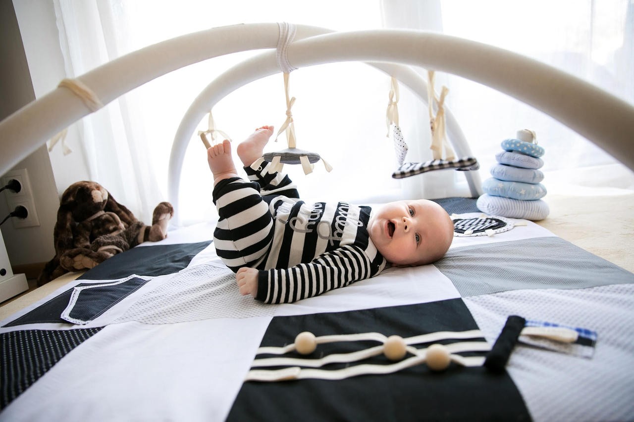Handmade Nordic design baby play gym for newborn tummy time and exploration, 100x100cm - Black and White