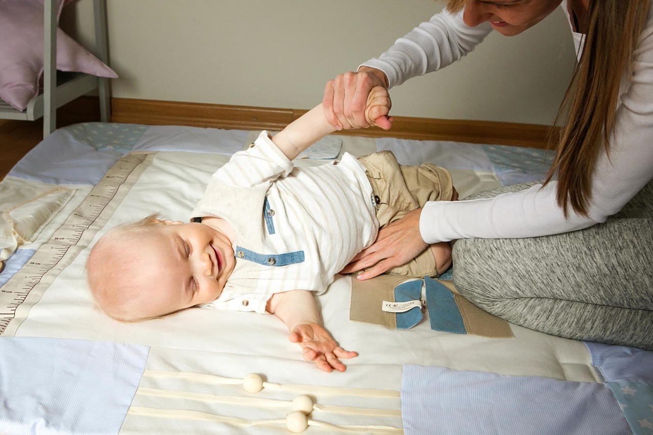 Spacious GOTS-certified cotton baby activity blanket for motor skills development, 120x120cm - Blue