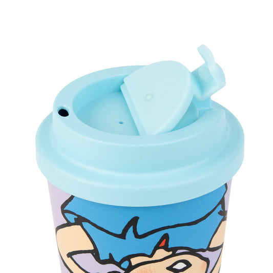 Detailed close-up view of the lid on Pippi Longstocking blue biodegradable travel mug | Moomin by Nordicbuddies