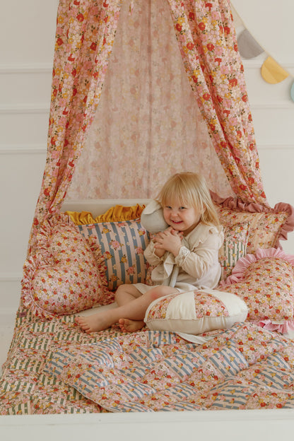 Elegant kids bedroom decor: Green Garden floral bedding in a Montessori room