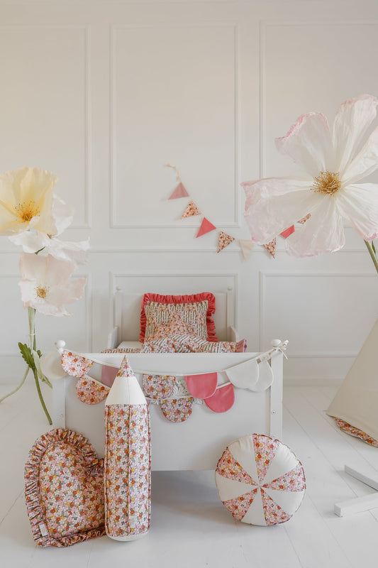 Lifestyle: Birthday In Garden garland at a garden-themed party