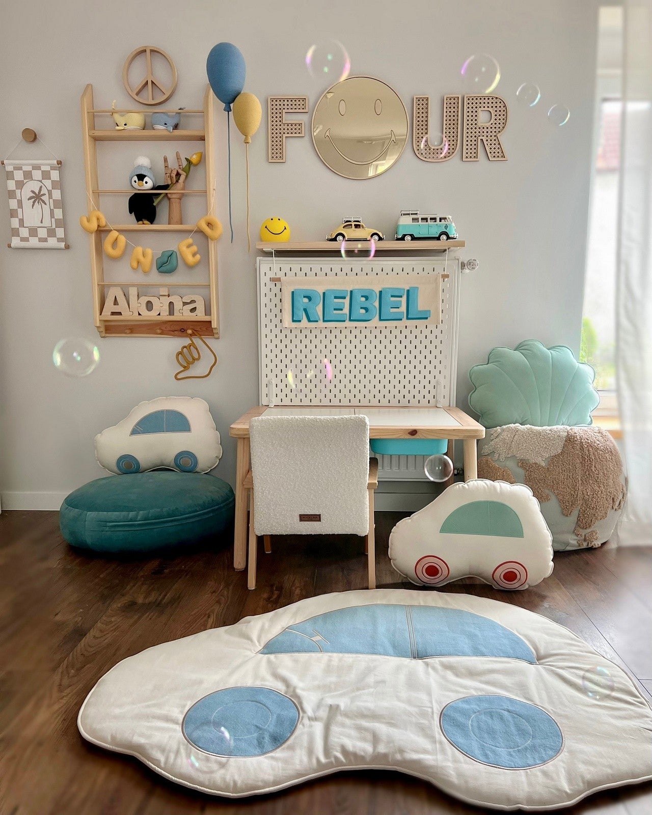 Kids Room Emoji Mirror – Child-Friendly Acrylic & Wood