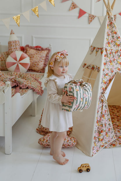 Summer travel lifestyle: Green Striped cotton bag for a family holiday