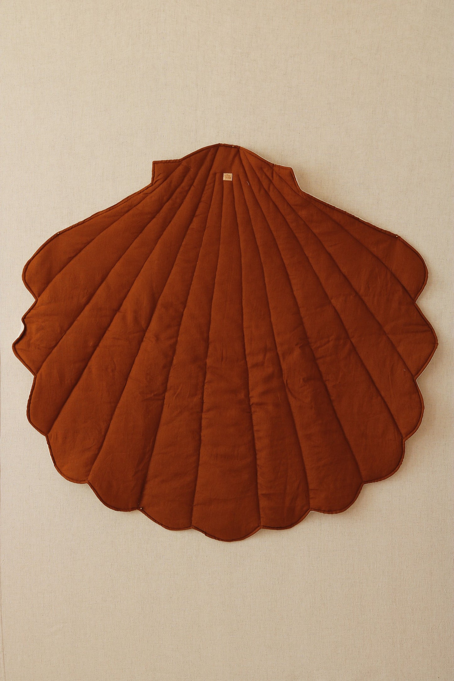 Moi Mili Shell Playmat Caramel - Shell-shaped baby mat in organic cotton and linen