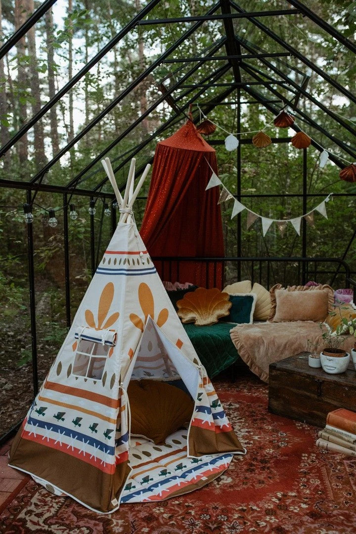 Adventure-themed room: Native Vibe round mat on a tend